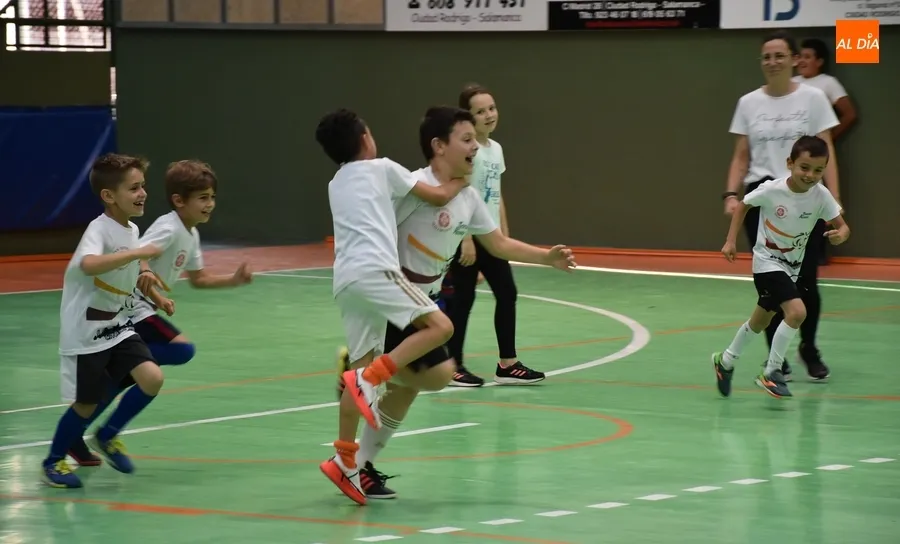 Foto 3 - Los prebenjamines del III Columnas juegan contra sus madres para ir cerrando la temporada
