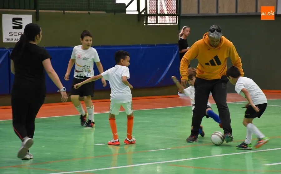 Foto 6 - Los prebenjamines del III Columnas juegan contra sus madres para ir cerrando la temporada