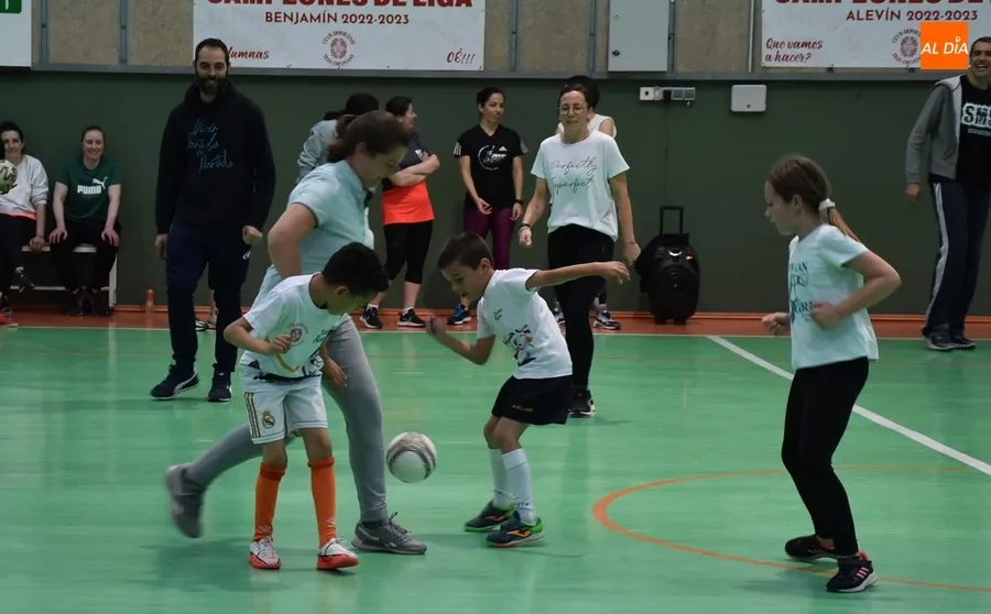 Foto 7 - Los prebenjamines del III Columnas juegan contra sus madres para ir cerrando la temporada