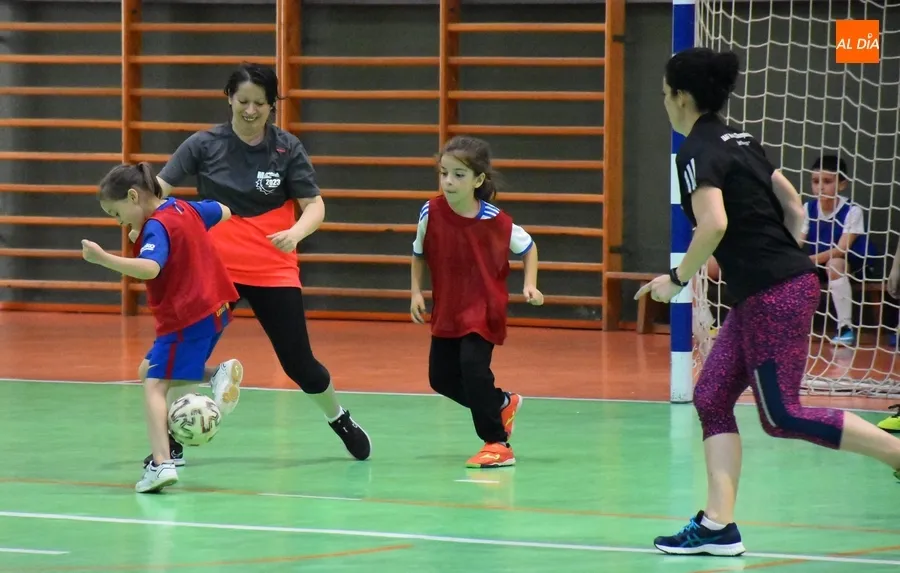 Foto 8 - Los prebenjamines del III Columnas juegan contra sus madres para ir cerrando la temporada