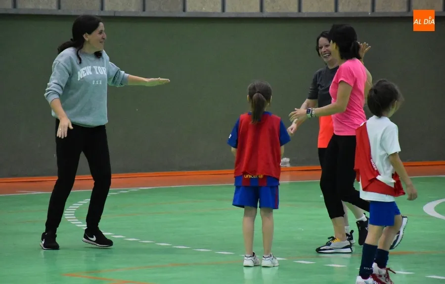 Foto 9 - Los prebenjamines del III Columnas juegan contra sus madres para ir cerrando la temporada