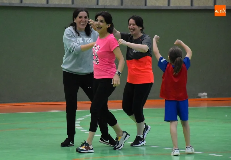 Foto 10 - Los prebenjamines del III Columnas juegan contra sus madres para ir cerrando la temporada