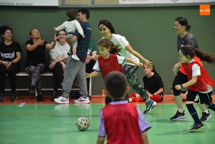 Foto 11 - Los prebenjamines del III Columnas juegan contra sus madres para ir cerrando la temporada