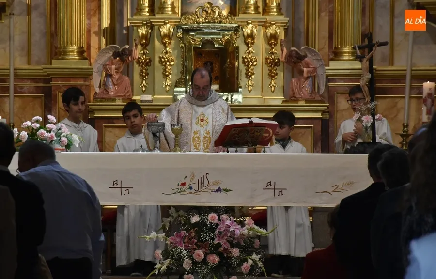 Foto 2 - La Virgen de los Remedios recorre el barrio de San Crist&oacute;bal en una espl&eacute;ndida jornada