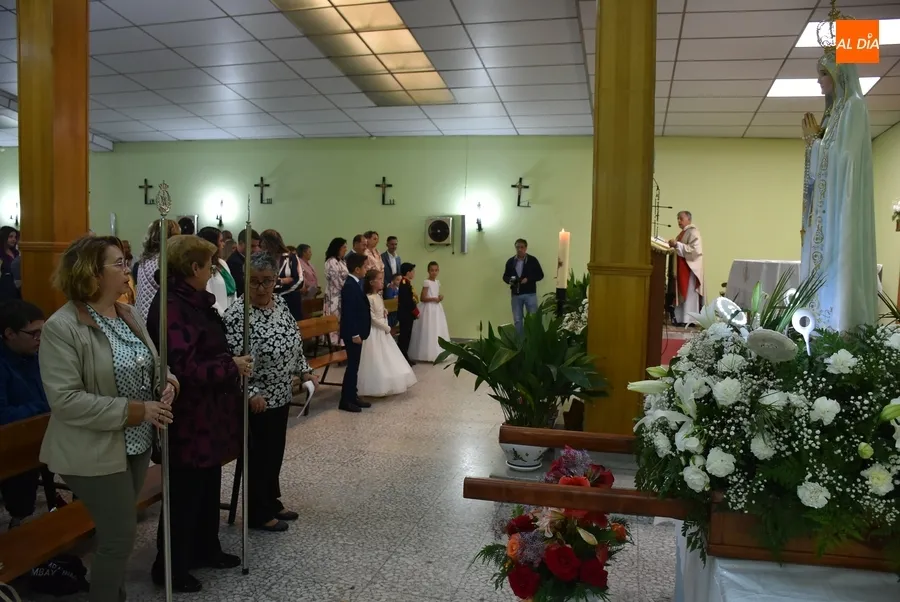 Foto 7 - Cuatro ni&ntilde;os reciben la Primera Comuni&oacute;n coincidiendo con el d&iacute;a grande de la Virgen de F&aacute;tima