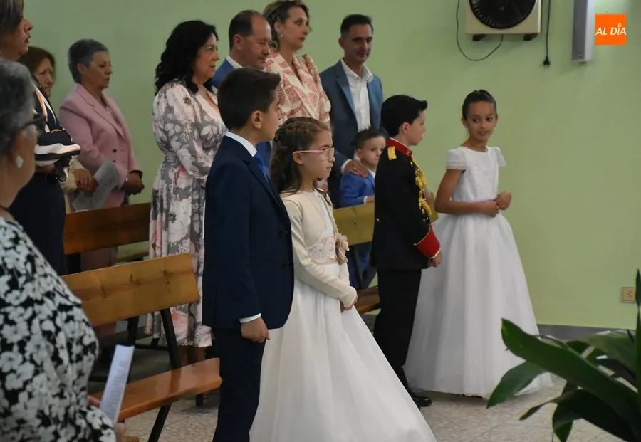 Foto 8 - Cuatro ni&ntilde;os reciben la Primera Comuni&oacute;n coincidiendo con el d&iacute;a grande de la Virgen de F&aacute;tima
