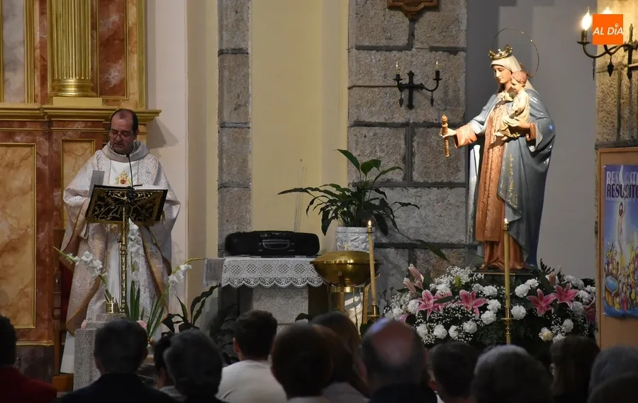Foto 4 - La Virgen de los Remedios recorre el barrio de San Crist&oacute;bal en una espl&eacute;ndida jornada