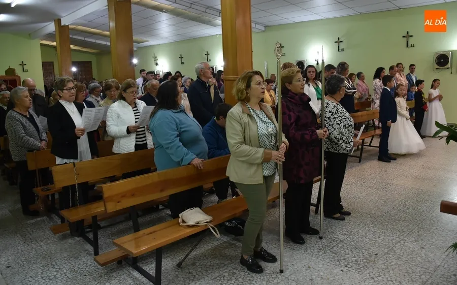 Foto 10 - Cuatro ni&ntilde;os reciben la Primera Comuni&oacute;n coincidiendo con el d&iacute;a grande de la Virgen de F&aacute;tima