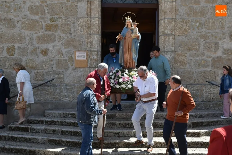 Foto 5 - La Virgen de los Remedios recorre el barrio de San Crist&oacute;bal en una espl&eacute;ndida jornada