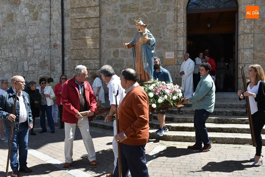 Foto 6 - La Virgen de los Remedios recorre el barrio de San Crist&oacute;bal en una espl&eacute;ndida jornada