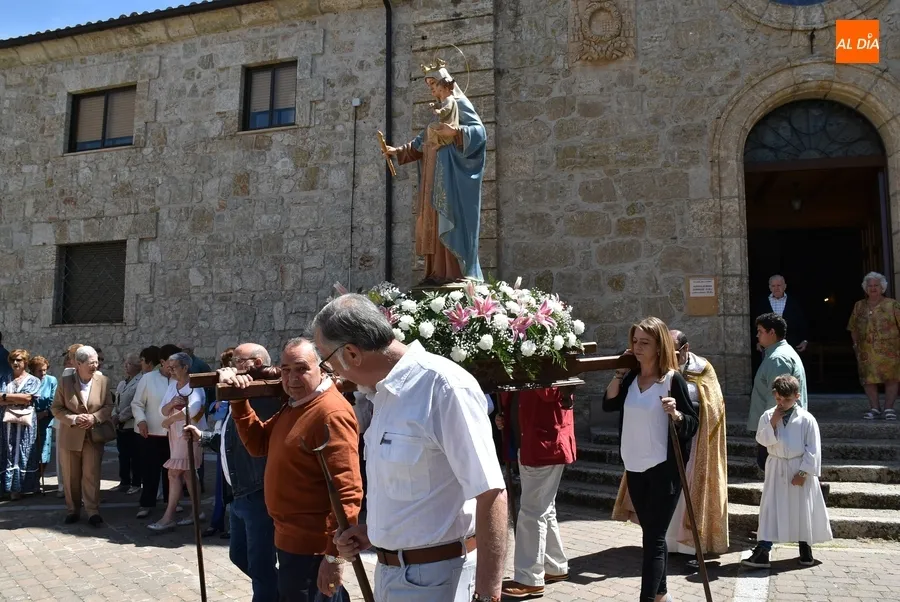 Foto 7 - La Virgen de los Remedios recorre el barrio de San Crist&oacute;bal en una espl&eacute;ndida jornada
