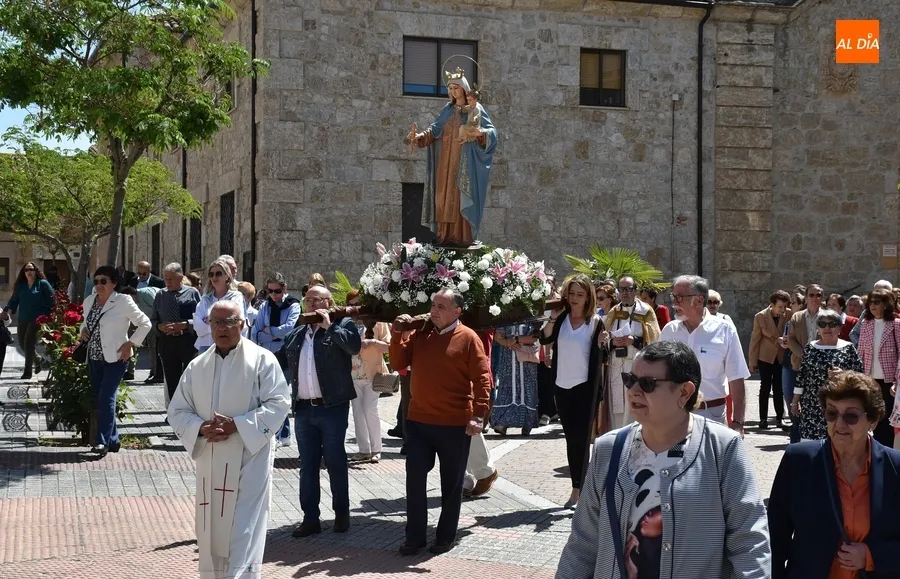 Foto 9 - La Virgen de los Remedios recorre el barrio de San Crist&oacute;bal en una espl&eacute;ndida jornada