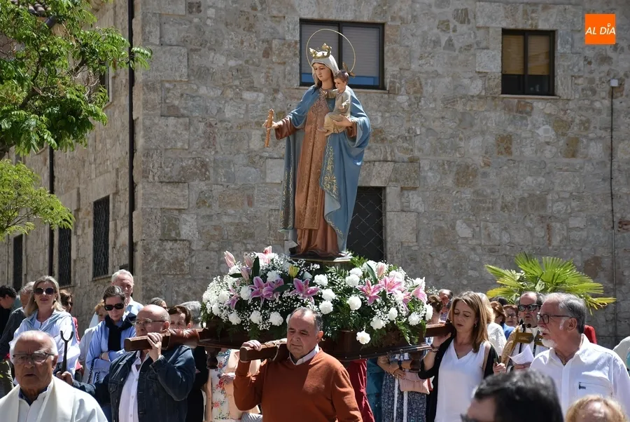 Foto 10 - La Virgen de los Remedios recorre el barrio de San Crist&oacute;bal en una espl&eacute;ndida jornada