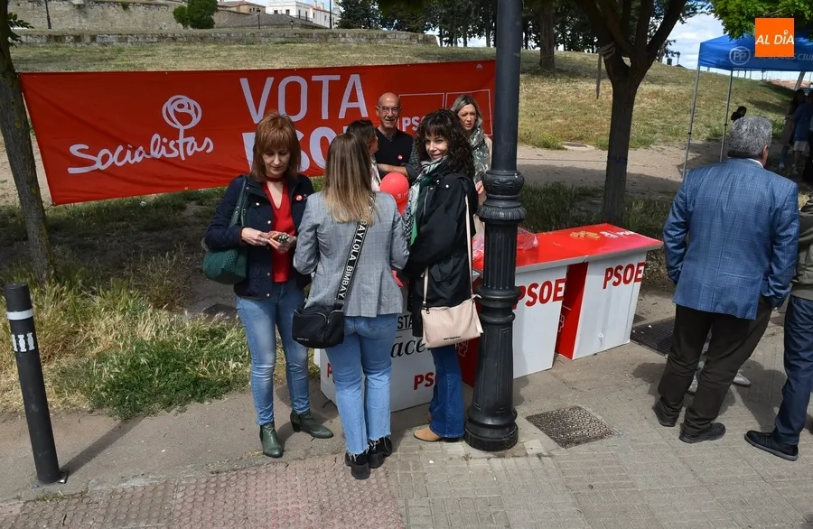 Foto 3 - PP y PSOE suman sus puestos electorales al mercadillo sabatino
