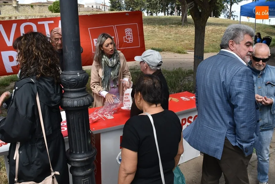 Foto 4 - PP y PSOE suman sus puestos electorales al mercadillo sabatino
