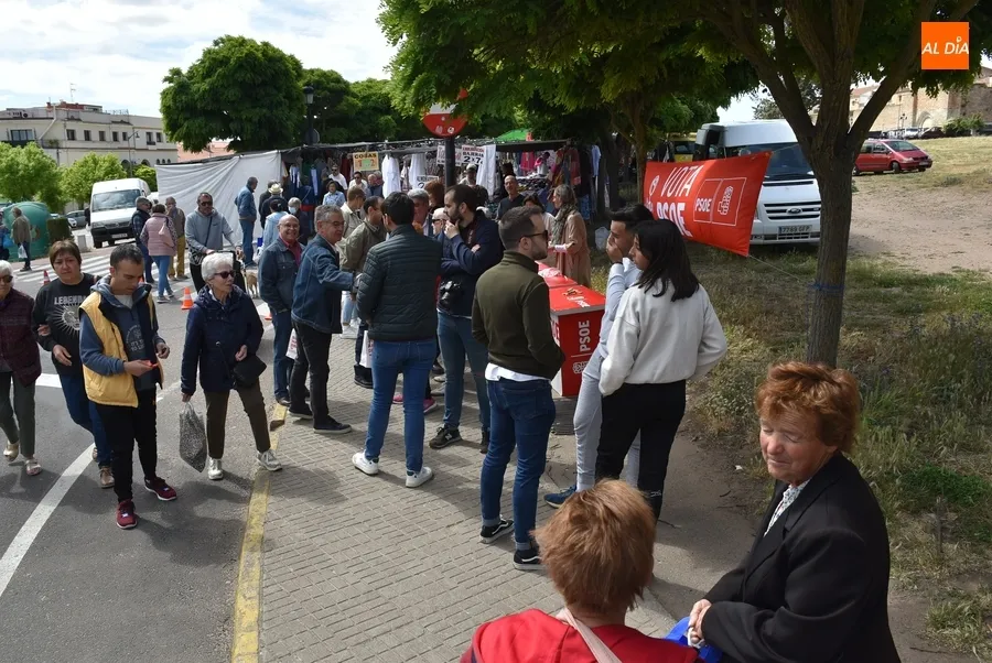 Foto 7 - PP y PSOE suman sus puestos electorales al mercadillo sabatino