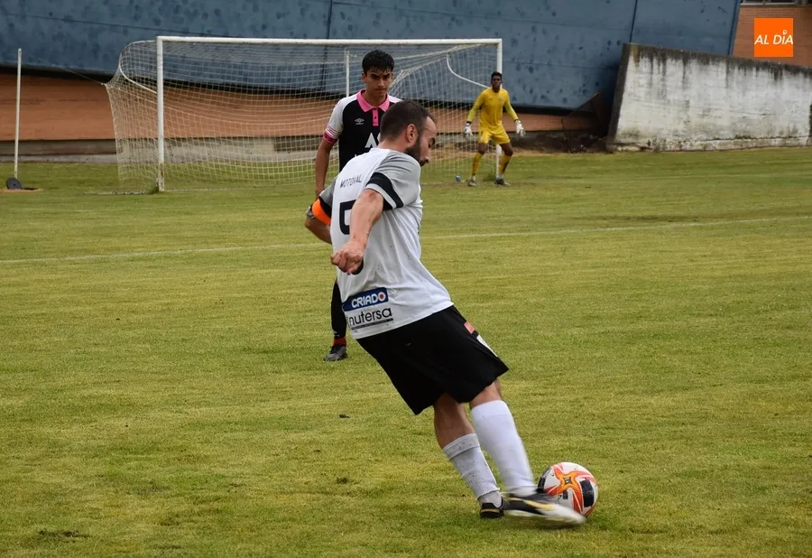 Foto 3 - El Senior del Ciudad Rodrigo cae con pol&eacute;mica ante el Salamanca CF UDS B en su despedida en casa