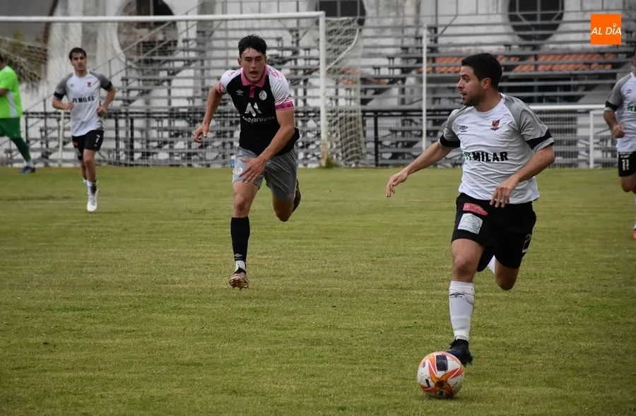Foto 4 - El Senior del Ciudad Rodrigo cae con pol&eacute;mica ante el Salamanca CF UDS B en su despedida en casa