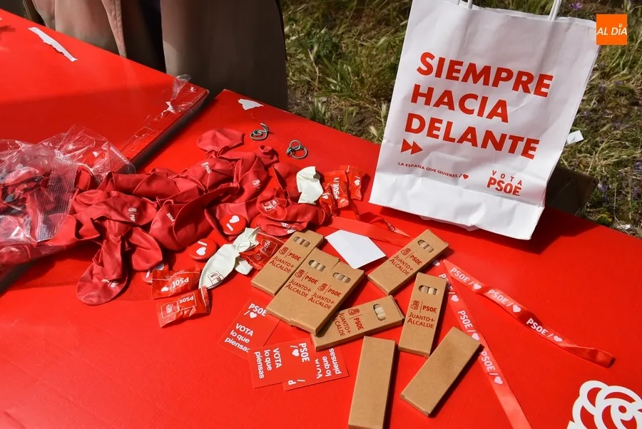 Foto 9 - PP y PSOE suman sus puestos electorales al mercadillo sabatino