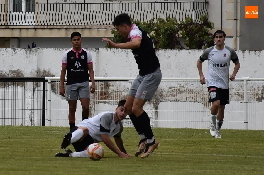 Foto 5 - El Senior del Ciudad Rodrigo cae con pol&eacute;mica ante el Salamanca CF UDS B en su despedida en casa