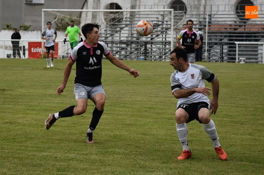 Foto 6 - El Senior del Ciudad Rodrigo cae con pol&eacute;mica ante el Salamanca CF UDS B en su despedida en casa