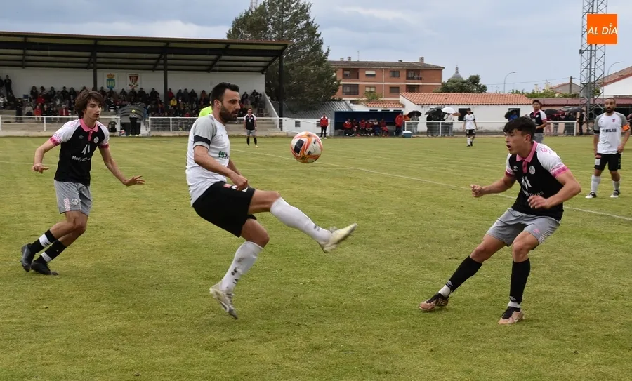 Foto 7 - El Senior del Ciudad Rodrigo cae con pol&eacute;mica ante el Salamanca CF UDS B en su despedida en casa