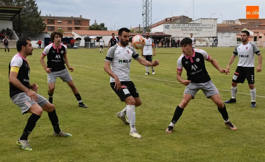 Foto 8 - El Senior del Ciudad Rodrigo cae con pol&eacute;mica ante el Salamanca CF UDS B en su despedida en casa