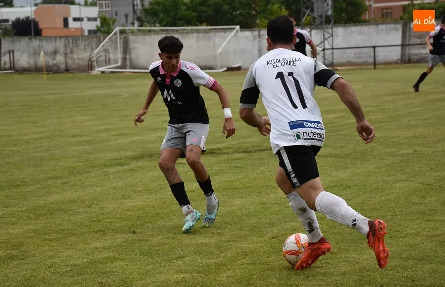 Foto 9 - El Senior del Ciudad Rodrigo cae con pol&eacute;mica ante el Salamanca CF UDS B en su despedida en casa