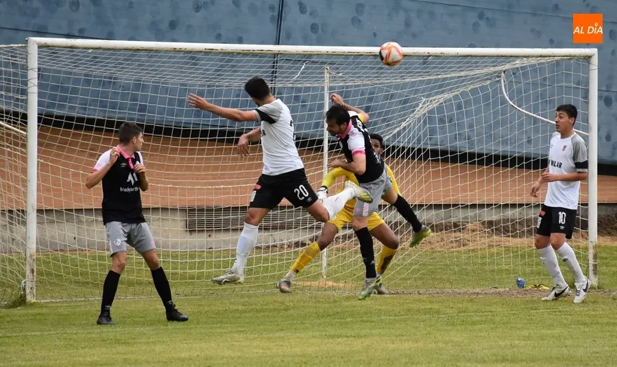Foto 10 - El Senior del Ciudad Rodrigo cae con pol&eacute;mica ante el Salamanca CF UDS B en su despedida en casa