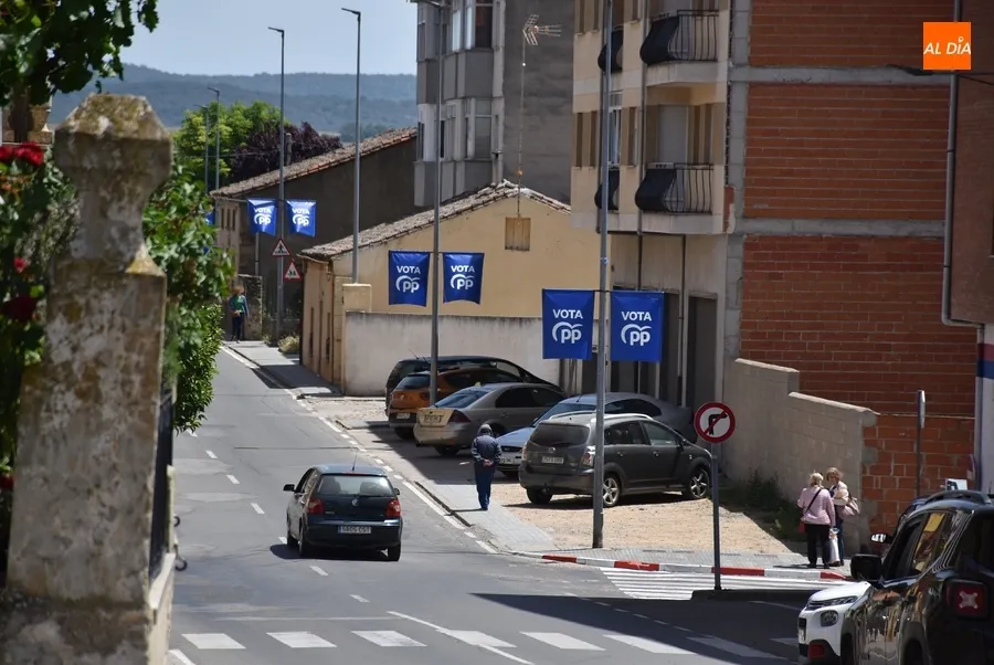 Foto 4 - El PP coloca banderolas en las farolas de varias avenidas