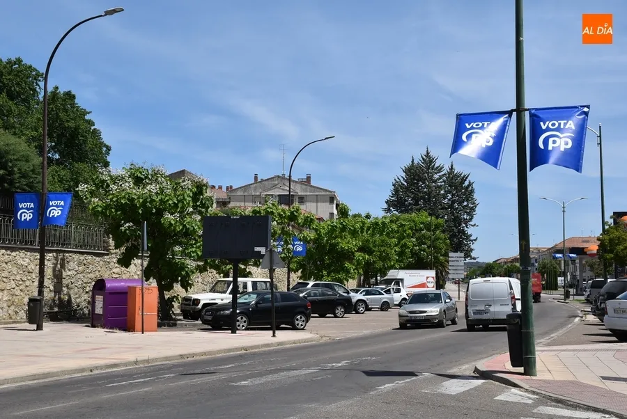 Foto 2 - El PP coloca banderolas en las farolas de varias avenidas