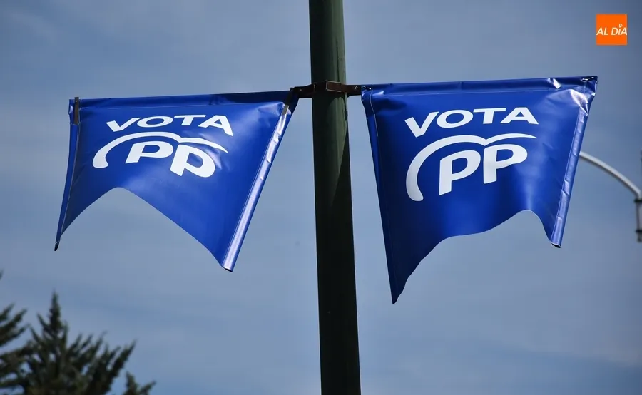 Foto 3 - El PP coloca banderolas en las farolas de varias avenidas
