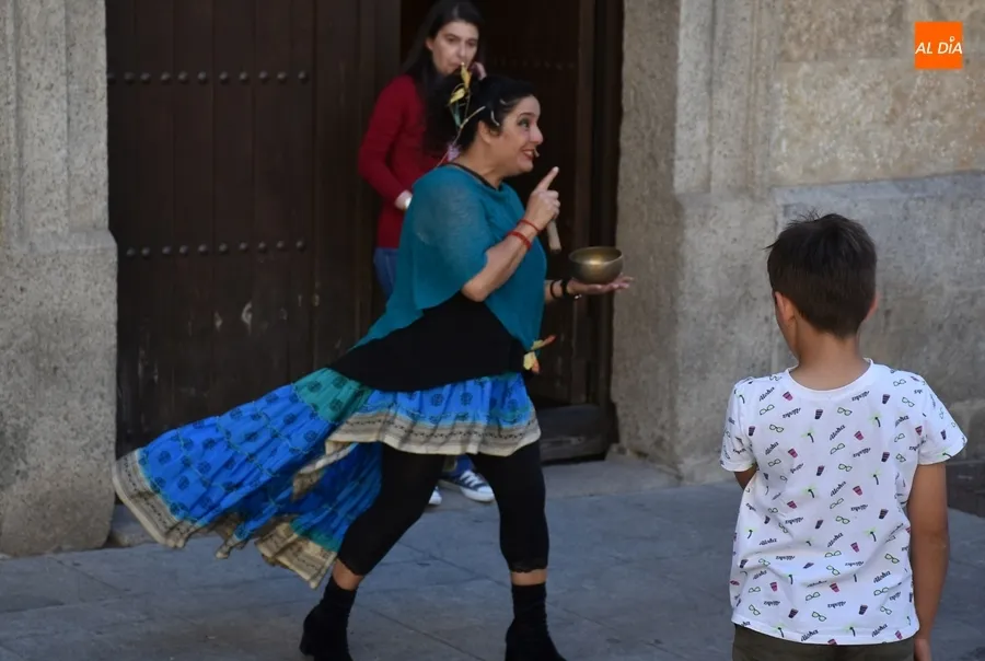 Foto 11 - Charo Jaular encandila una vez m&aacute;s a los ni&ntilde;os mirobrigenses con un doble cuentacuentos