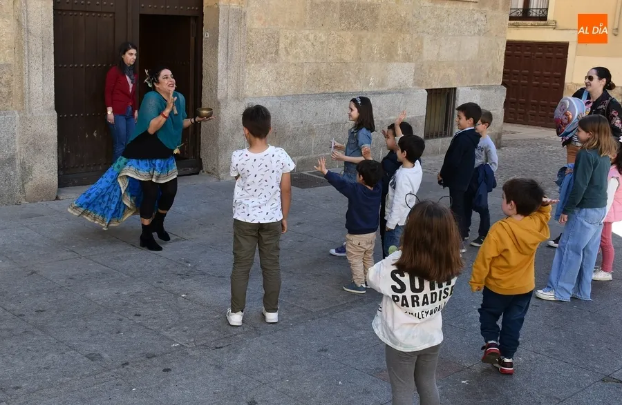 Foto 10 - Charo Jaular encandila una vez m&aacute;s a los ni&ntilde;os mirobrigenses con un doble cuentacuentos