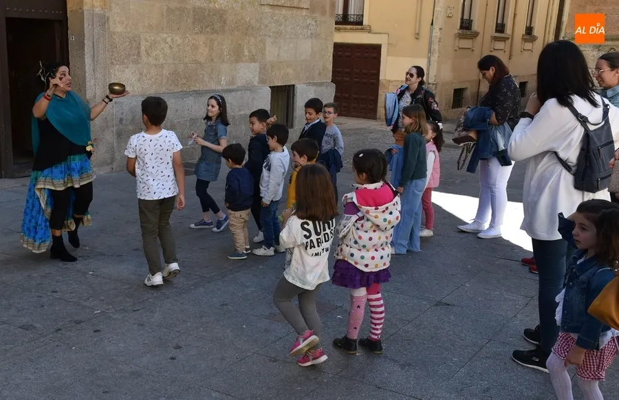 Foto 9 - Charo Jaular encandila una vez m&aacute;s a los ni&ntilde;os mirobrigenses con un doble cuentacuentos