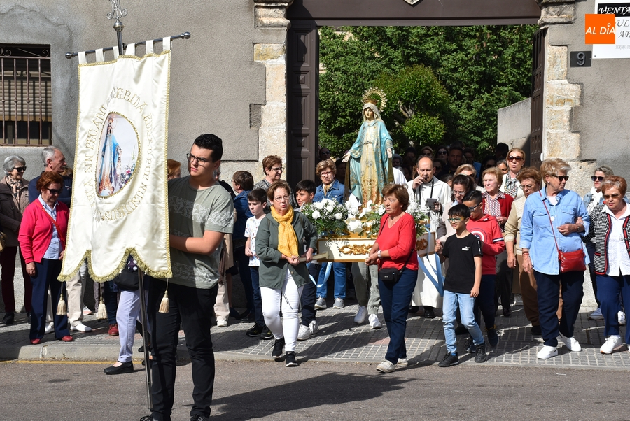 Foto 5 - Se afianza la procesión callejera de la Virgen de la Medalla Milagrosa