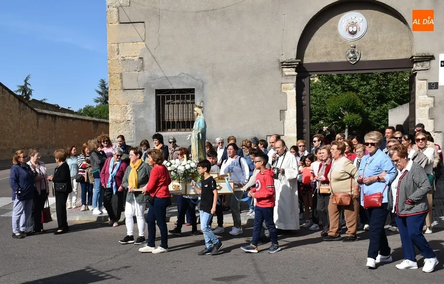 Foto 6 - Se afianza la procesi&oacute;n callejera de la Virgen de la Medalla Milagrosa