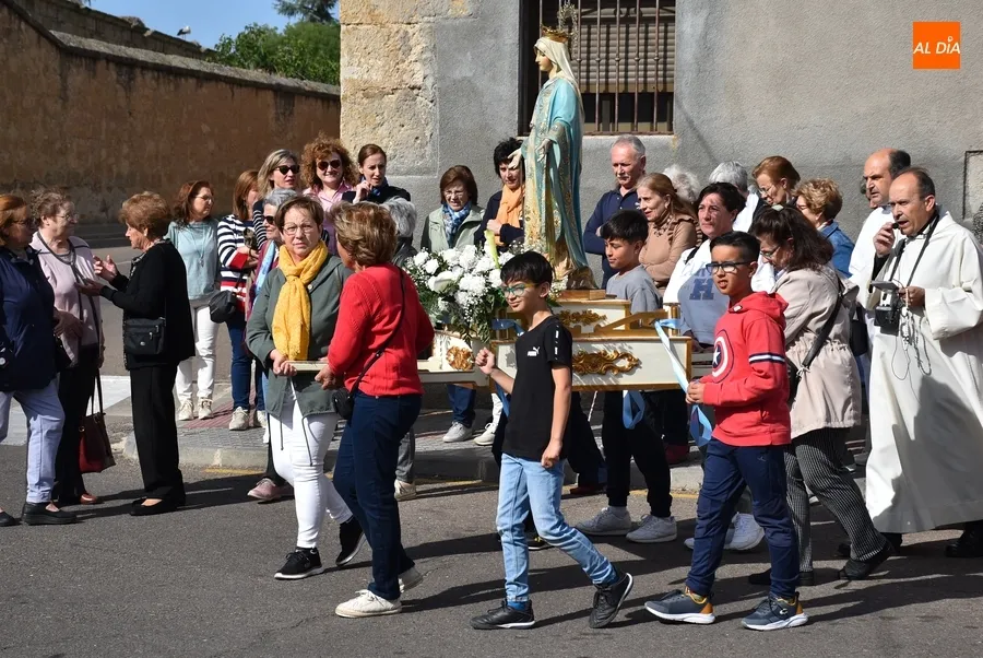 Foto 7 - Se afianza la procesi&oacute;n callejera de la Virgen de la Medalla Milagrosa