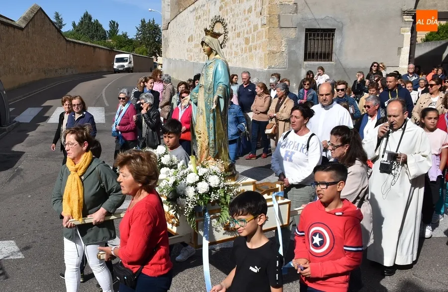 Foto 8 - Se afianza la procesi&oacute;n callejera de la Virgen de la Medalla Milagrosa