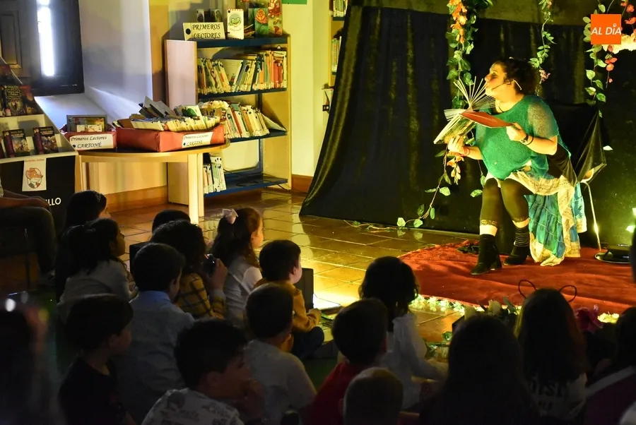 Foto 3 - Charo Jaular encandila una vez m&aacute;s a los ni&ntilde;os mirobrigenses con un doble cuentacuentos