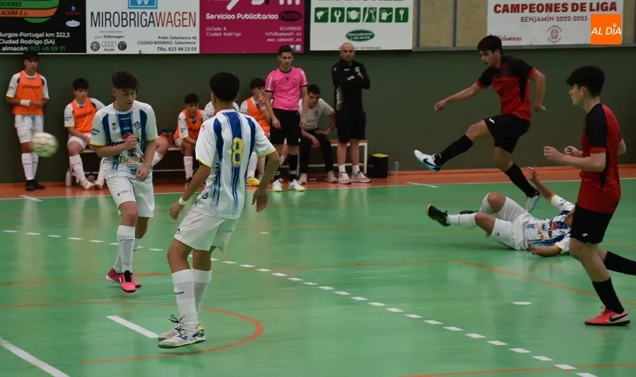 Foto 11 - #M | 11-14 MAY | El III Cadete A empata con Benavente en su despedida liguera