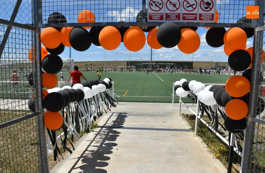 Foto 2 - Los benjamines del Ciudad Rodrigo festejan por todo lo alto, con chapuz&oacute;n incluido, sus t&iacute;tulos ligueros