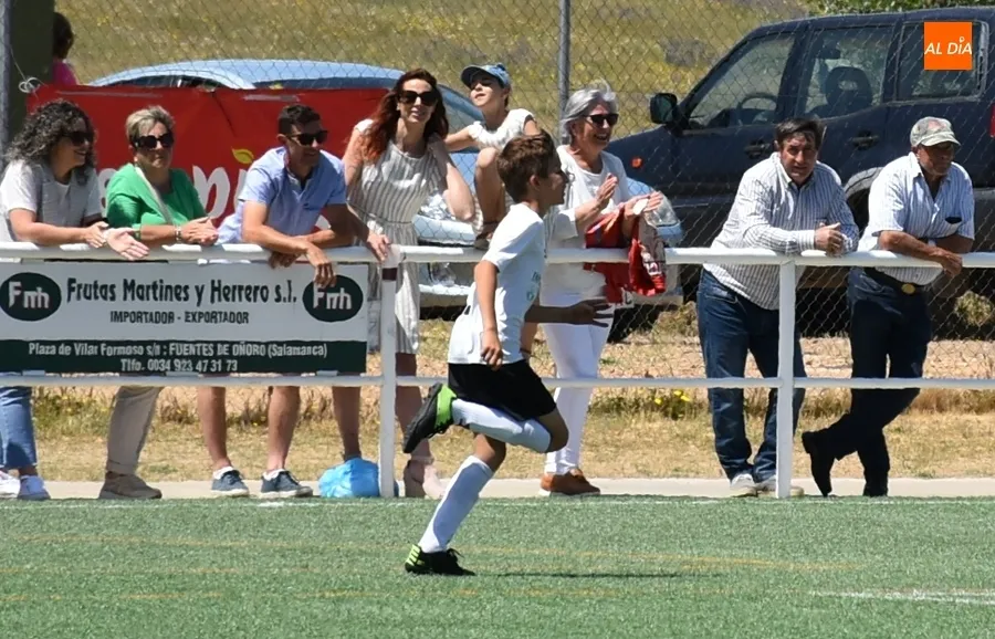 Foto 5 - Los benjamines del Ciudad Rodrigo festejan por todo lo alto, con chapuz&oacute;n incluido, sus t&iacute;tulos ligueros