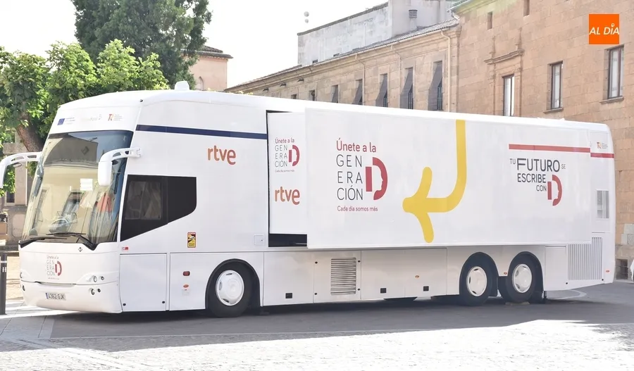Foto 6 - Llega a Ciudad Rodrigo el autob&uacute;s de la &lsquo;Generaci&oacute;n D&rsquo;
