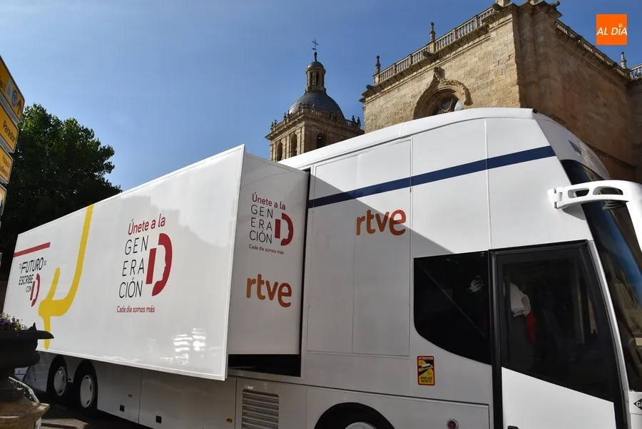 Foto 5 - Llega a Ciudad Rodrigo el autob&uacute;s de la &lsquo;Generaci&oacute;n D&rsquo;
