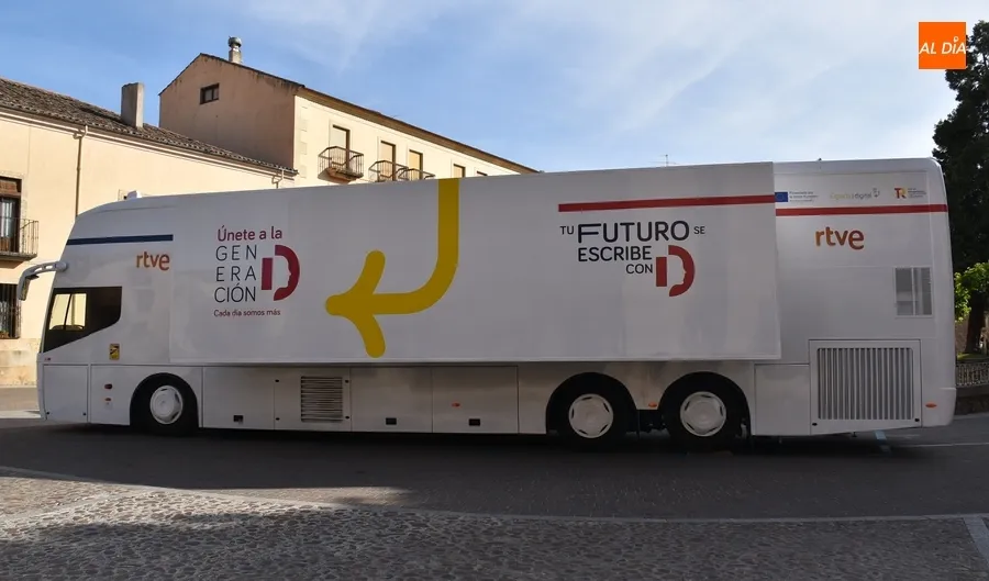 Foto 4 - Llega a Ciudad Rodrigo el autob&uacute;s de la &lsquo;Generaci&oacute;n D&rsquo;