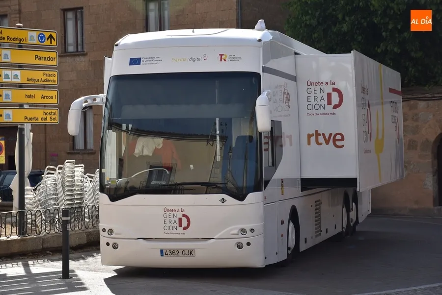 Foto 2 - Llega a Ciudad Rodrigo el autob&uacute;s de la &lsquo;Generaci&oacute;n D&rsquo;