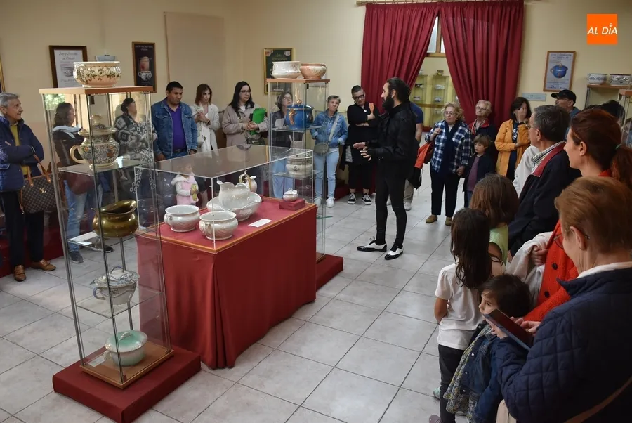 Foto 2 - Concurrida visita teatralizada al Museo del Orinal con motivo del D&iacute;a Internacional de los Museos