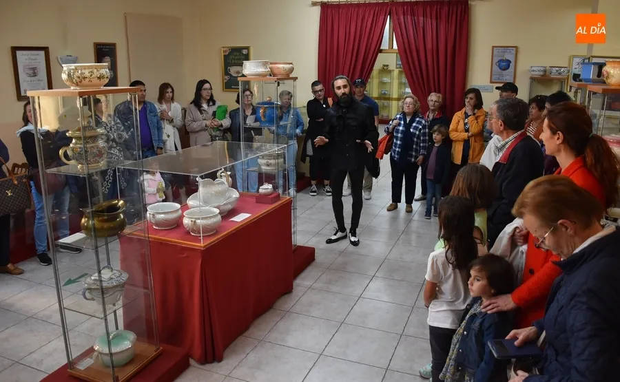 Foto 3 - Concurrida visita teatralizada al Museo del Orinal con motivo del D&iacute;a Internacional de los Museos