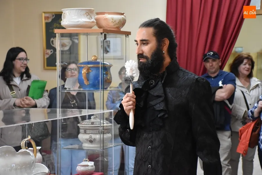 Foto 4 - Concurrida visita teatralizada al Museo del Orinal con motivo del D&iacute;a Internacional de los Museos